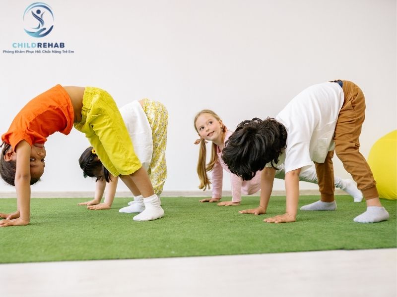 Gợi ý các bài tập hỗ trợ trẻ bị sai tư thế giúp cải thiện kiểm soát thân mình, dáng ngồi và dáng đứng phù hợp hơn.