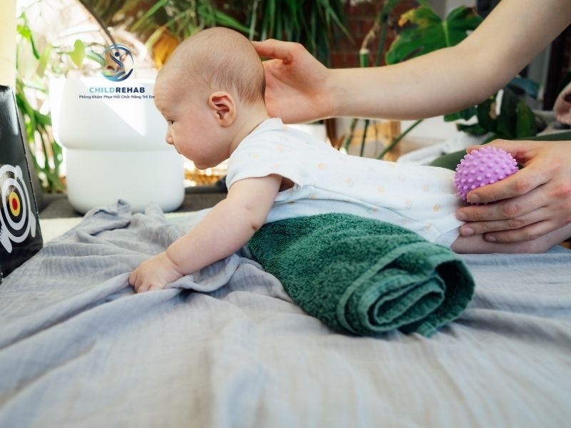 Gợi ý các bài tập đơn giản hỗ trợ trẻ bị vẹo cổ tại nhà đúng cách.