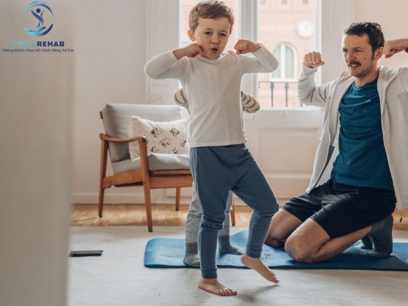  Các bài tập cho trẻ chậm vận động tại nhà theo từng giai đoạn