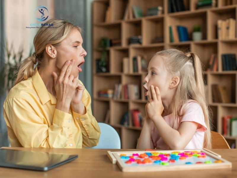 Các bài tập đơn giản giúp trẻ cải thiện giao tiếp và hợp tác.