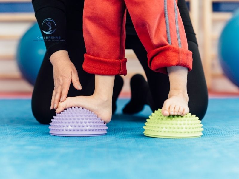 Những bài tập giúp kích hoạt cơ bàn chân và hỗ trợ phát triển vòm chân ở trẻ.