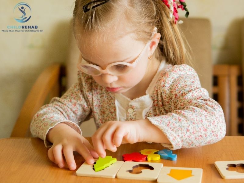 Những bài tập giúp trẻ tăng lực tay và khả năng điều khiển đồ vật nhỏ.