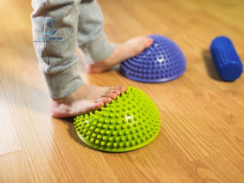 Tìm hiểu mối liên hệ giữa bàn chân bẹt và sự phát triển vận động ở trẻ.