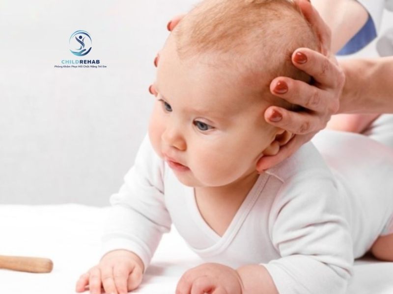 Bế trẻ sai cách có thể góp phần làm tăng nguy cơ mất cân bằng cổ ở trẻ nhỏ.