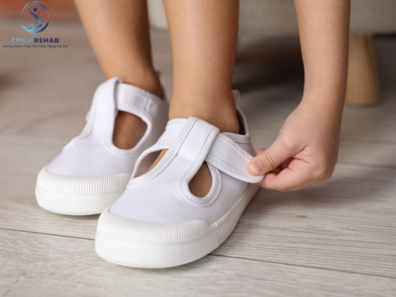 Giày dép không phù hợp có thể ảnh hưởng gì đến dáng đi và trục chân của trẻ?