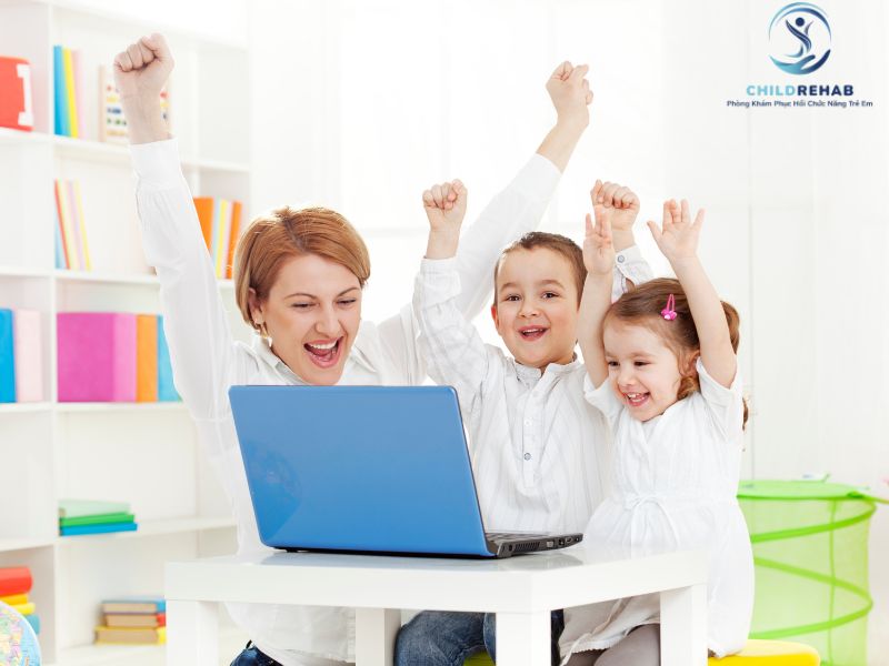 Trẻ 2–3 tuổi cần học cách chia sẻ, tương tác. Đây là giai đoạn quan trọng để phát triển kỹ năng xã hội.