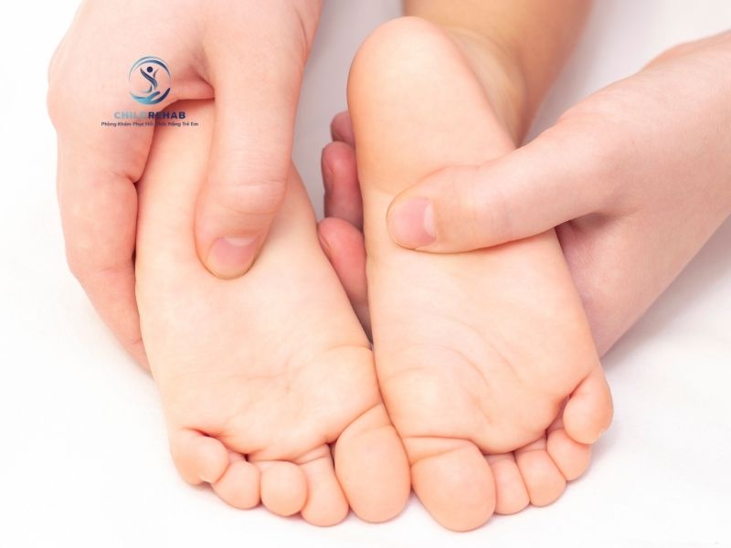 Hướng dẫn phụ huynh chăm sóc và hỗ trợ trẻ bị bàn chân bẹt trong sinh hoạt hàng ngày.