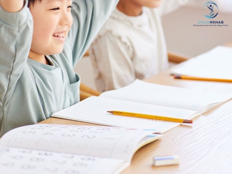 Bàn ghế học phù hợp có thể giúp trẻ duy trì tư thế tốt hơn và hạn chế nguy cơ hình thành dáng xấu.