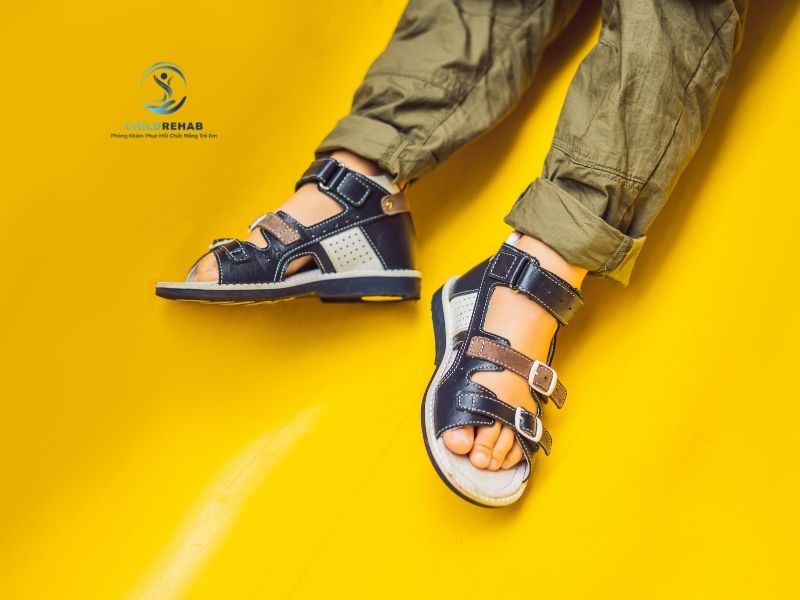 Tiêu chí chọn giày phù hợp cho trẻ bàn chân bẹt theo từng độ tuổi và mức độ.