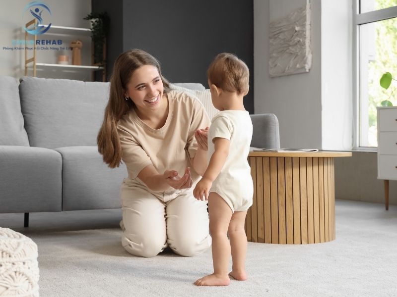 Phụ huynh có thể hỗ trợ trẻ đi bằng mũi chân tại nhà như thế nào?