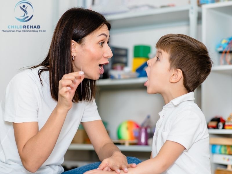 Những chiến lược đơn giản giúp phụ huynh khuyến khích trẻ giao tiếp chủ động.