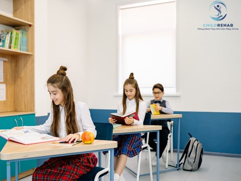 Tư thế ngồi học đúng có thể giúp trẻ hạn chế nguy cơ hình thành dáng lệch và các vấn đề cột sống.