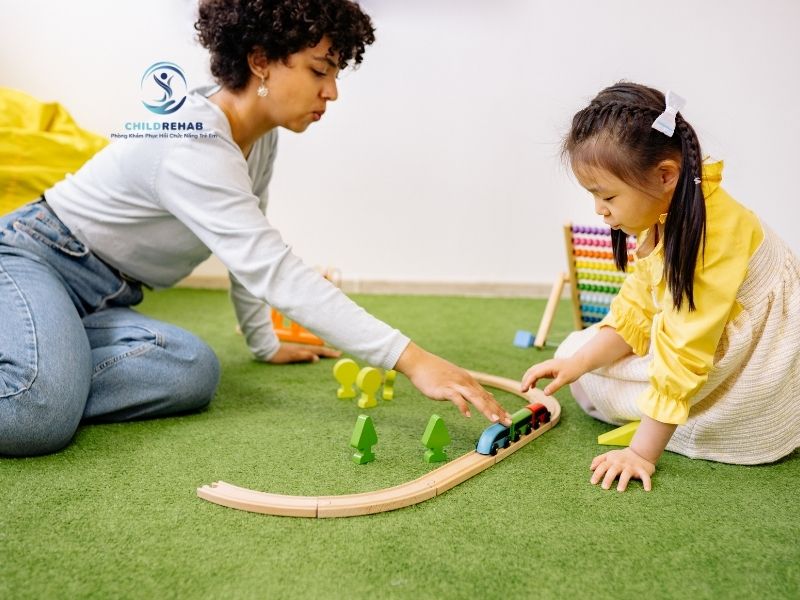 Gợi ý cách nói chuyện và chơi cùng trẻ giúp tăng tương tác xã hội.