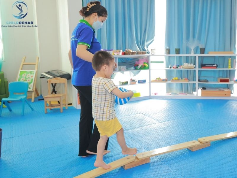 Can thiệp sớm giúp trẻ cải thiện vận động và giảm nguy cơ chậm phát triển kéo dài.
