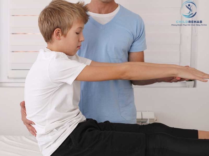 Phát hiện và can thiệp sớm cong vẹo cột sống có thể giúp trẻ được hỗ trợ tốt hơn về tư thế và dáng đứng.