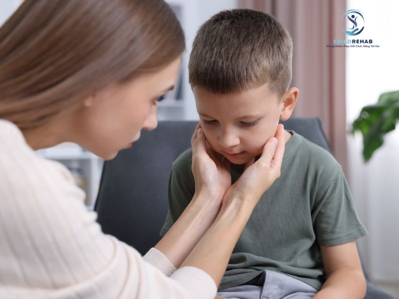 Can thiệp sớm giúp trẻ điều hòa cảm giác và giảm hành vi tiêu cực.