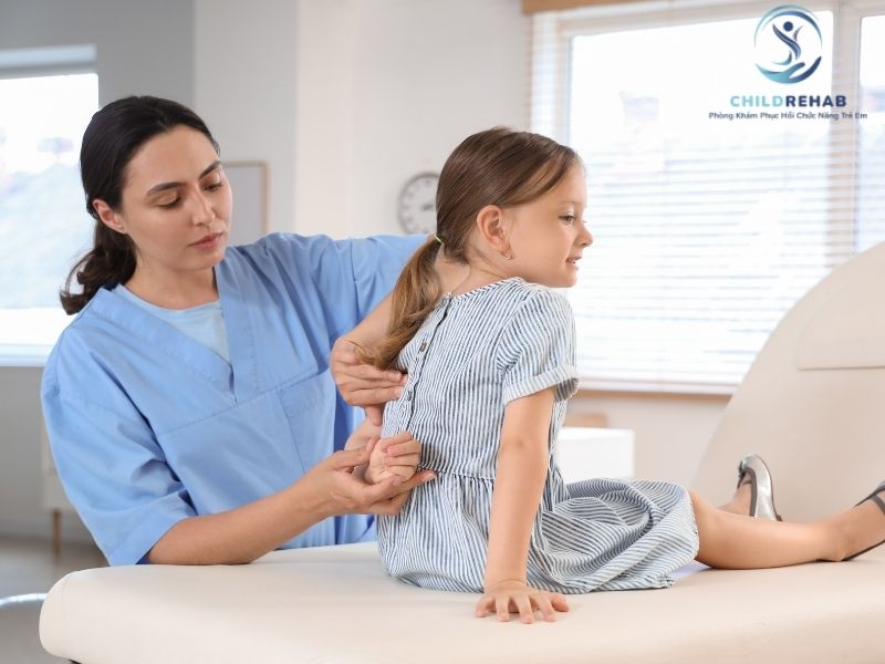 Phát hiện và can thiệp sớm sai tư thế có thể giúp trẻ được hỗ trợ tốt hơn về dáng đứng và vận động.