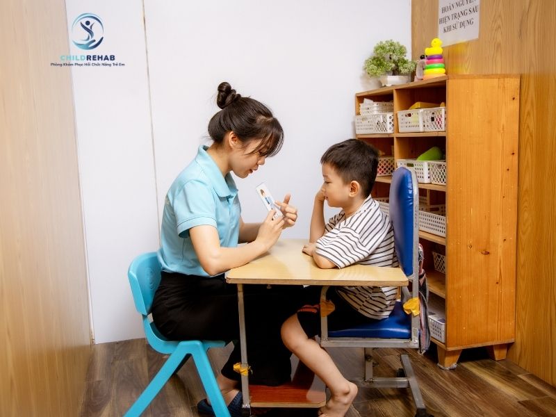 Câu chuyện thực tế về quá trình can thiệp trẻ tự kỷ tại ChildRehab Láng, giúp phụ huynh hiểu rõ hành trình và sự thay đổi của trẻ.