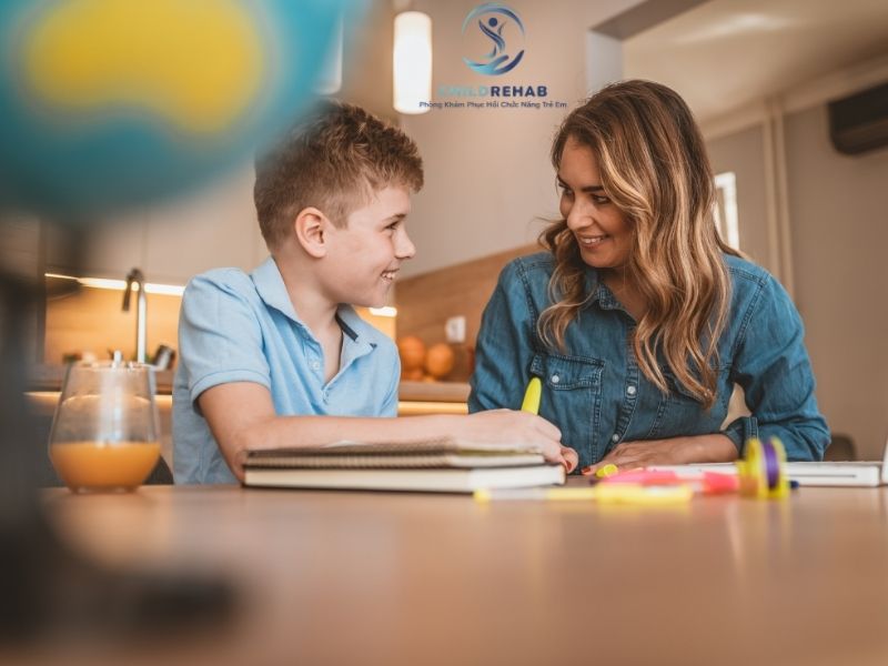 Cha mẹ nên làm gì khi nghi ngờ con tự kỷ?