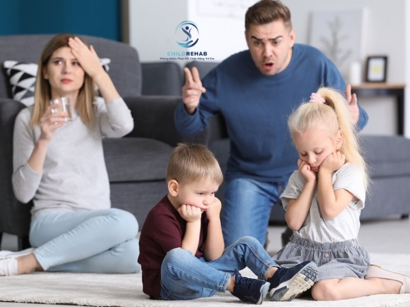 Khi cha mẹ quá mệt, việc dễ cáu và quát con là điều nhiều người gặp phải.