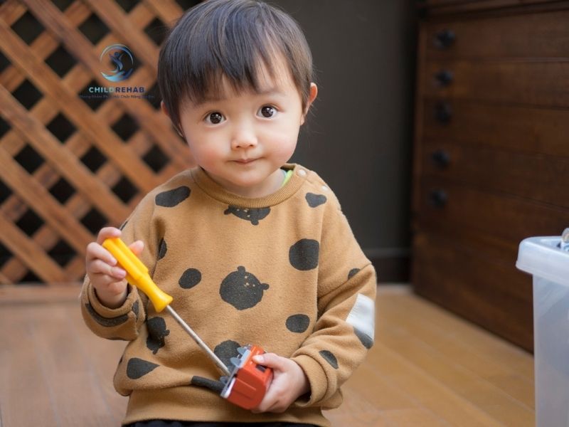 Phân biệt chậm nói và tự kỷ dựa trên hành vi giao tiếp và tương tác xã hội của trẻ.