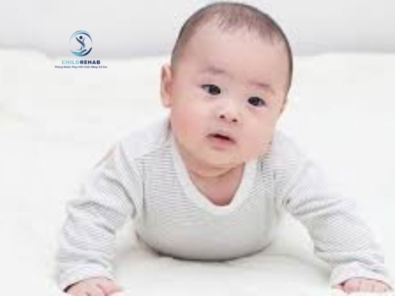 Hướng dẫn cha mẹ chăm sóc trẻ bị vẹo cổ tại nhà an toàn và hiệu quả.