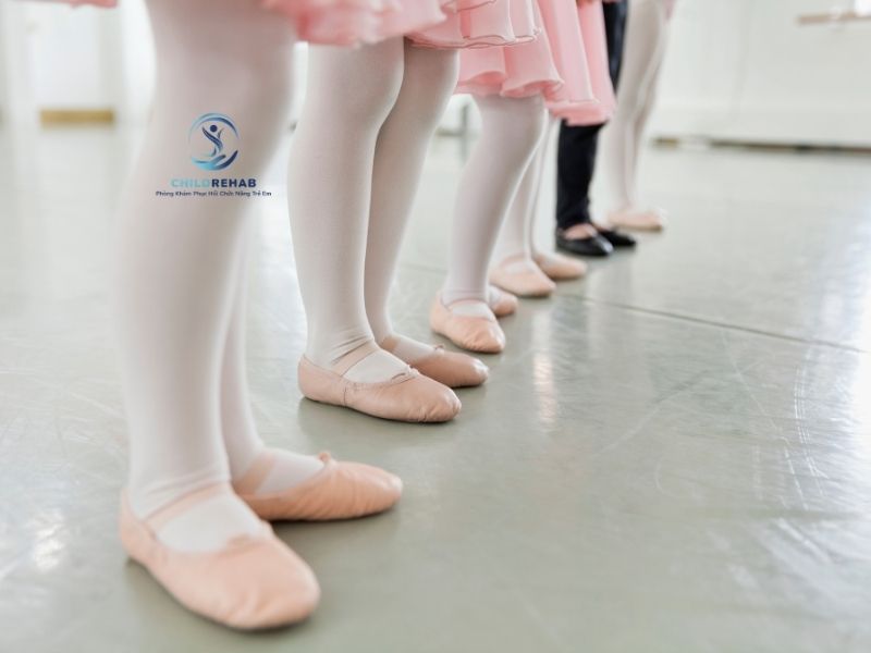 Tìm hiểu sự khác nhau giữa chân chữ X, dáng đi lệch và các vấn đề trục chi dưới thường gặp ở trẻ em.