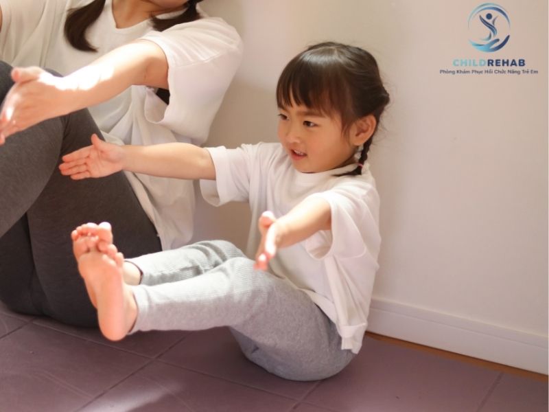 Chân chữ X ở trẻ có tự hết không là thắc mắc rất phổ biến của phụ huynh.