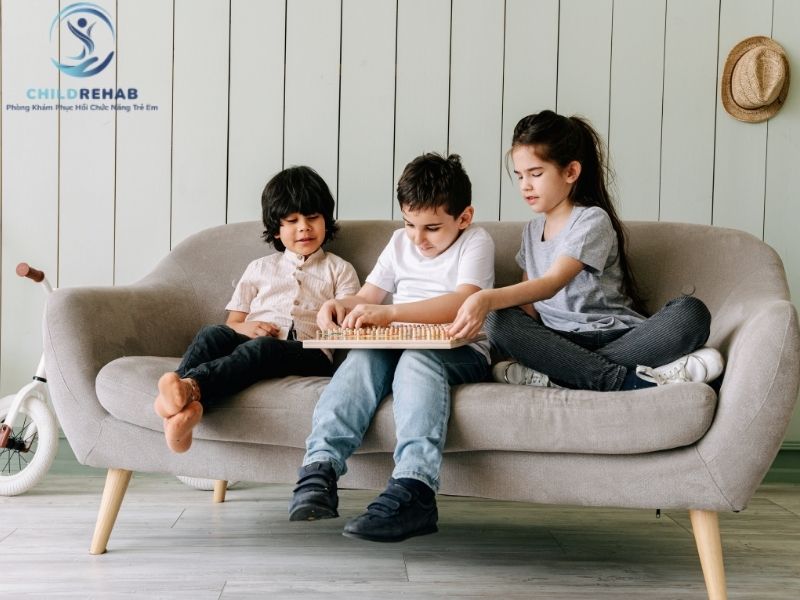 Giấc ngủ, vận động và thói quen sinh hoạt giúp tăng hiệu quả phục hồi hô hấp cho trẻ.