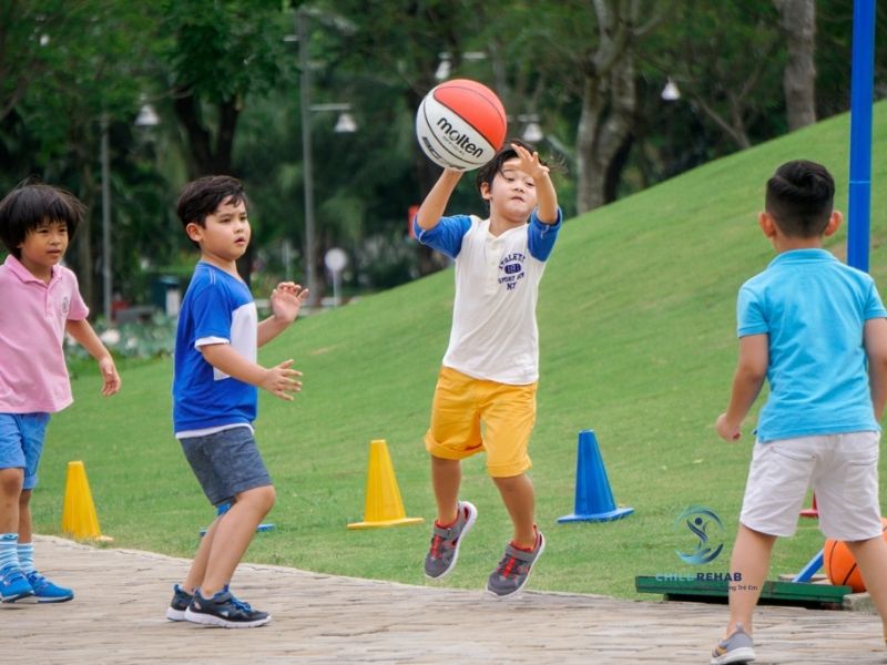 Gợi ý cách tổ chức vận động, vui chơi và sinh hoạt hằng ngày cho trẻ bị chân chữ X để hỗ trợ phát triển tốt hơn.