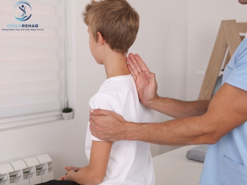 Trẻ chỉ bị lệch vai nhẹ có phải là dấu hiệu cong vẹo cột sống không? 