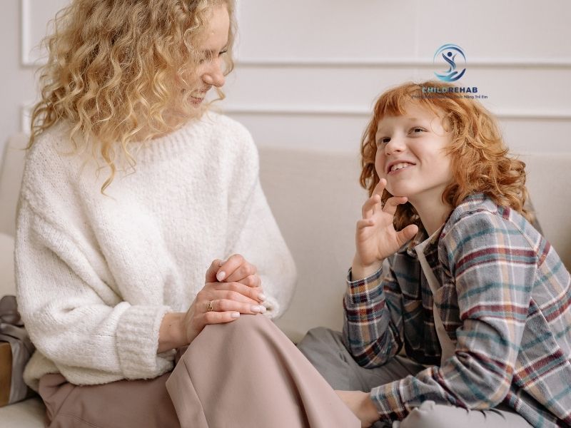 Các yếu tố ảnh hưởng đến chi phí và thời gian trị liệu cho trẻ.