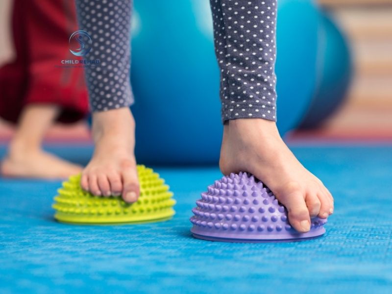 Phụ huynh thường quan tâm chi phí đánh giá và hỗ trợ bàn chân bẹt cho trẻ hiện nay.