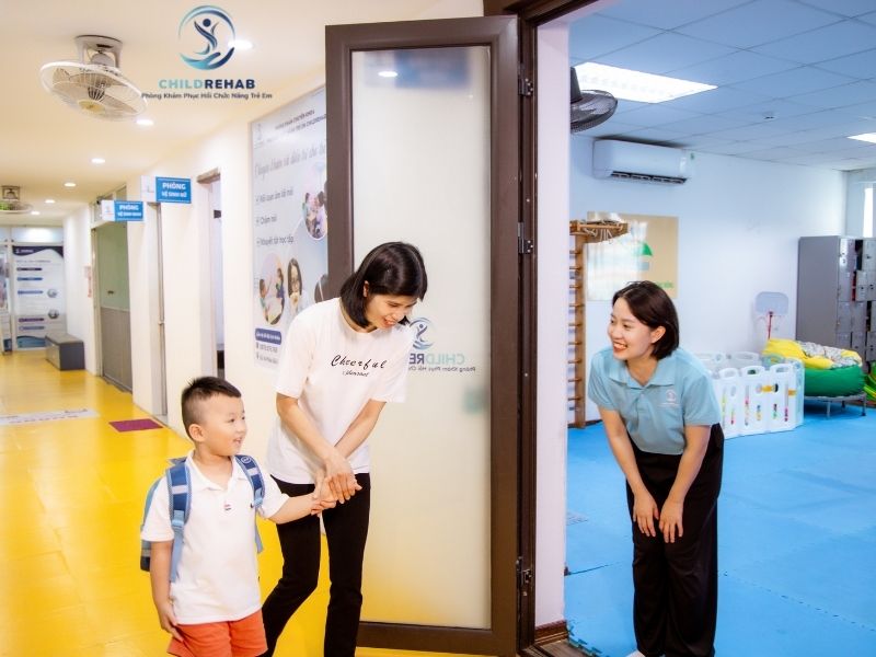 Gia đình khu đô thị Hà Đông có nên cho trẻ đi can thiệp sớm?