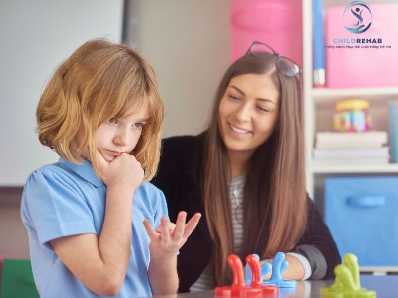 Có nên dừng can thiệp khi trẻ đi học?