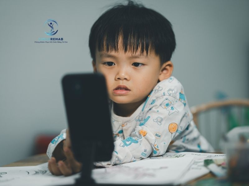 Dùng điện thoại để dỗ trẻ có thể giúp yên ngay lúc đó, nhưng lâu dài có thật sự ổn không.