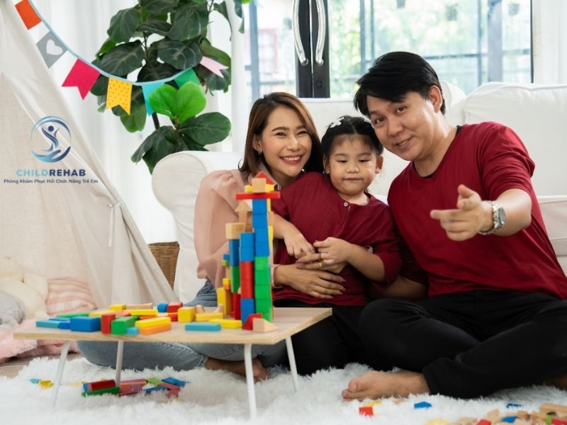 Có nên tự tìm cách can thiệp tại nhà khi nghi con tự kỷ không?