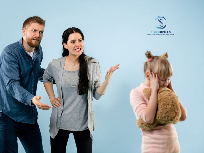 Khi con khó hợp tác kéo dài, nhiều cha mẹ bắt đầu nghi ngờ chính cách dạy con của mình.