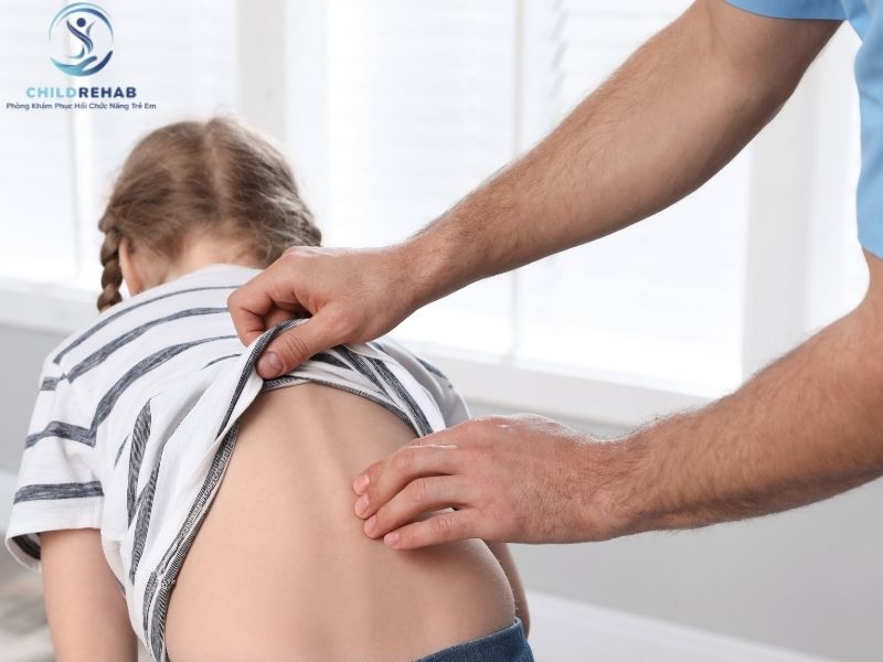 Cong vẹo cột sống ở trẻ 6 tuổi có thể tự cải thiện không?