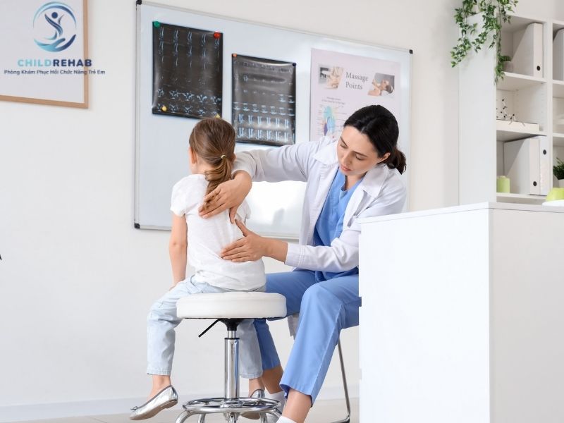 Quá trình đánh giá sai tư thế ở trẻ thường gồm những gì?