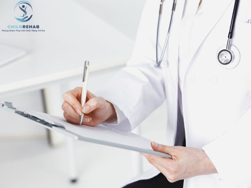 Quá trình đánh giá trẻ đi bằng mũi chân thường gồm những gì?