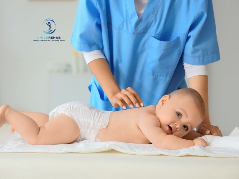 Đánh giá vận động – chỉnh hình giúp xác định mức độ vẹo cổ và hướng can thiệp phù hợp.