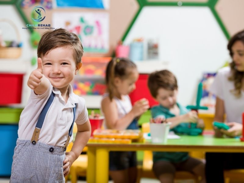 Những biểu hiện sớm như khó ngồi yên, mất tập trung và hành vi bốc đồng.