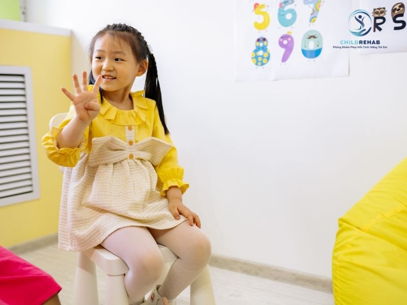 Những biểu hiện phổ biến như nói khó hiểu, ít giao tiếp hoặc khó hiểu lời nói.