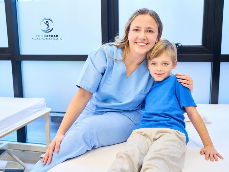 Nhận biết các dấu hiệu cho thấy trẻ đang cải thiện vận động sau trị liệu.