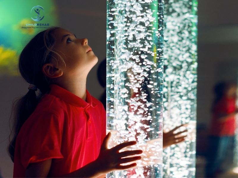 Nhận biết dấu hiệu trẻ có khó khăn về cảm giác giúp phụ huynh hiểu rõ hơn những biểu hiện như nhạy cảm âm thanh, sợ chạm hoặc tìm kiếm cảm giác quá mức.