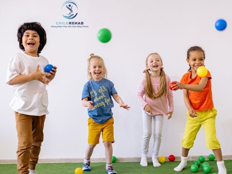 Những dấu hiệu cho thấy trẻ đang tiến triển tích cực khi tham gia trị liệu nhóm.