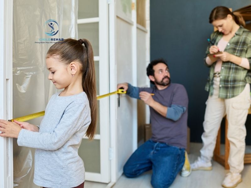 Dạy con tự lập không có nghĩa là để con tự xoay xở một mình.