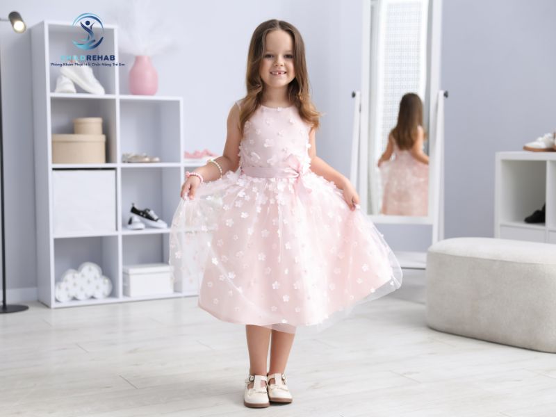 Hướng dẫn từng bước giúp trẻ tự mặc đồ dễ dàng, tăng sự tự tin