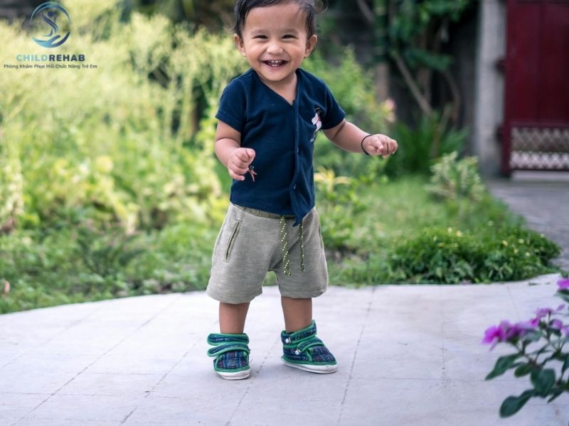 Cho trẻ đi sớm có phải nguyên nhân khiến chân bị lệch trục không?